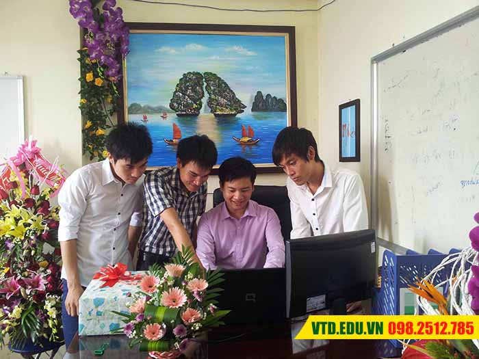 Giờ thực hành tại một khóa học thiết kế đồ họa ở quận Tân Phú