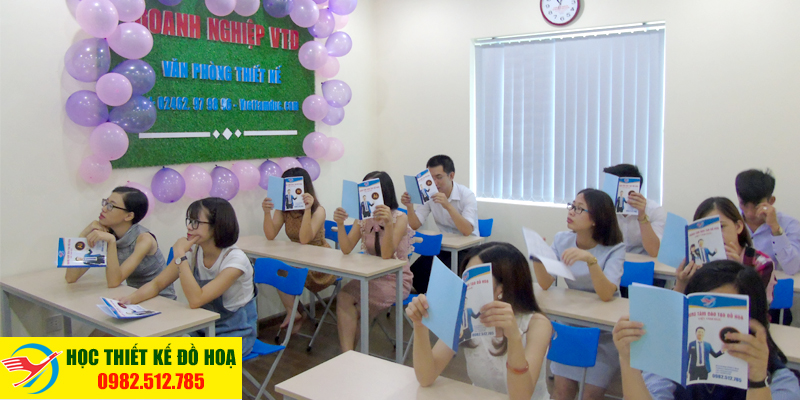 Các học viên tại các tuyến đường trên quận Tân Phú tham gia lớp học photoshop